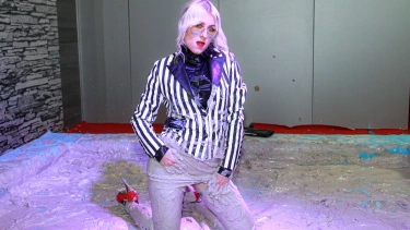 Latest deal - Seductive Blonde Covers Herself In Mud