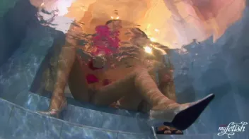 Lezzing Out In The Pool Screencap 88 on sinx.preview.netperv.com