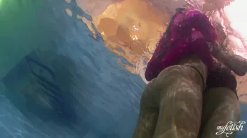 Lezzing Out In The Pool Screencap 38 on sinx.preview.netperv.com