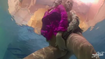 Lezzing Out In The Pool Screencap 40 on sinx.preview.netperv.com