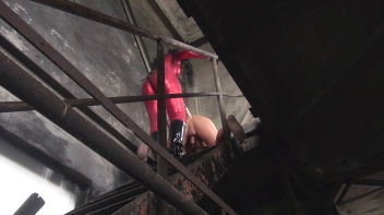 Mit dem XL Strapon auf der Treppe gefickt Screencap 39 on sinx.preview.netperv.com