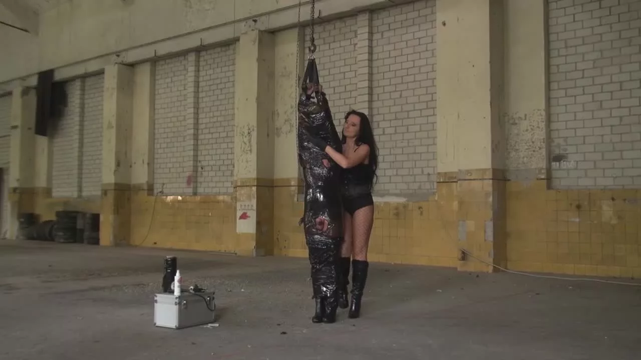 In Folie fixiert und die Nippelgefoltert mit Nadeln on sinx.preview.netperv.com