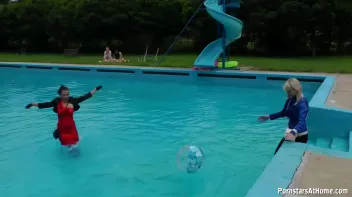 Eurobabes Only Waterpark Screencap 14 on sinx.preview.netperv.com