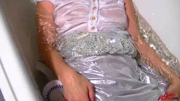 Shiny And Slutty In The Tub Screencap 21 on sinx.preview.netperv.com