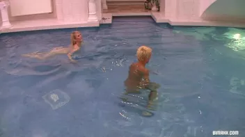 Bisex Threeway at the Pool Screencap 81 on sinx.preview.netperv.com