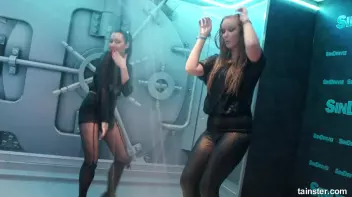 Teasing babes getting dripping wet Screencap 38 on sinx.preview.netperv.com