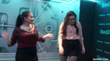 Teasing babes getting dripping wet Screencap 48 on sinx.preview.netperv.com