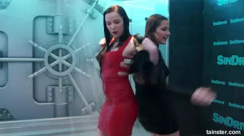 Teasing babes getting dripping wet Screencap 6 on sinx.preview.netperv.com