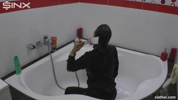 Showering Seductress Screencap 14 on sinx.preview.netperv.com