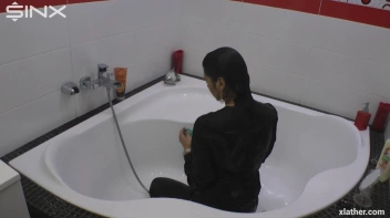 Showering Seductress Screencap 15 on sinx.preview.netperv.com