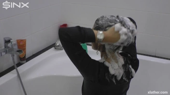 Showering Seductress Screencap 21 on sinx.preview.netperv.com