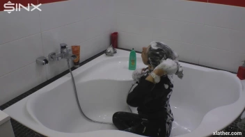 Showering Seductress Screencap 24 on sinx.preview.netperv.com