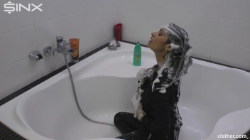 Showering Seductress Screencap 25 on sinx.preview.netperv.com