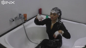 Showering Seductress Screencap 26 on sinx.preview.netperv.com