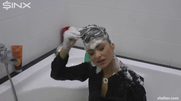 Showering Seductress Screencap 28 on sinx.preview.netperv.com