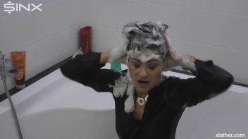 Showering Seductress Screencap 30 on sinx.preview.netperv.com