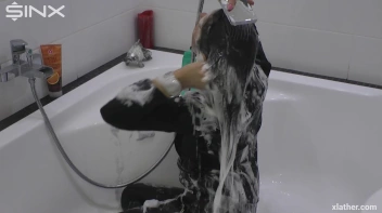 Showering Seductress Screencap 42 on sinx.preview.netperv.com