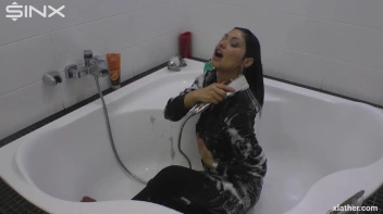 Showering Seductress Screencap 47 on sinx.preview.netperv.com