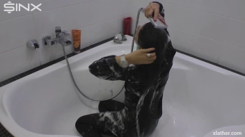 Showering Seductress Screencap 48 on sinx.preview.netperv.com