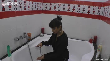 Showering Seductress Screencap 5 on sinx.preview.netperv.com