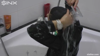 Showering Seductress Screencap 51 on sinx.preview.netperv.com