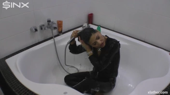 Showering Seductress Screencap 54 on sinx.preview.netperv.com