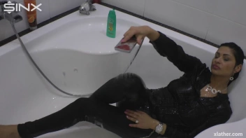 Showering Seductress Screencap 61 on sinx.preview.netperv.com