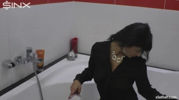 Showering Seductress Screencap 7 on sinx.preview.netperv.com