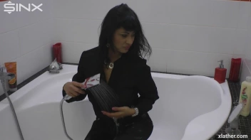 Showering Seductress Screencap 8 on sinx.preview.netperv.com