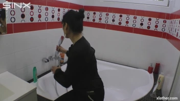 Showering Seductress Screencap 1 on sinx.preview.netperv.com