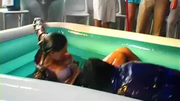 Eurobabe Grease Fight Screencap 4 on sinx.preview.netperv.com