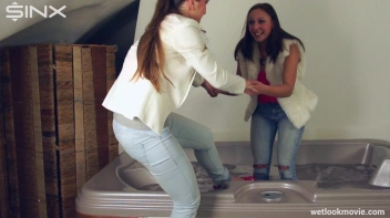 Sexy Intruders Play In The Hot Tub Screencap 11 on sinx.preview.netperv.com