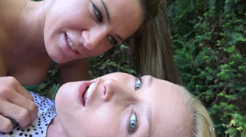 Girlfriends Lustful Outdoor Face Licking Screencap 64 on sinx.preview.netperv.com