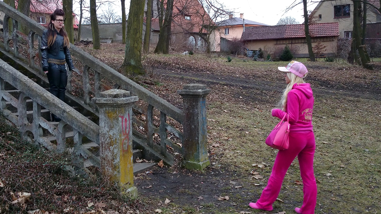 Goth vs. Preppy Pink Battle In The Park on sinx.preview.netperv.com