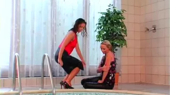 Sensual Water Fight In The Pool Screencap 87 on sinx.preview.netperv.com