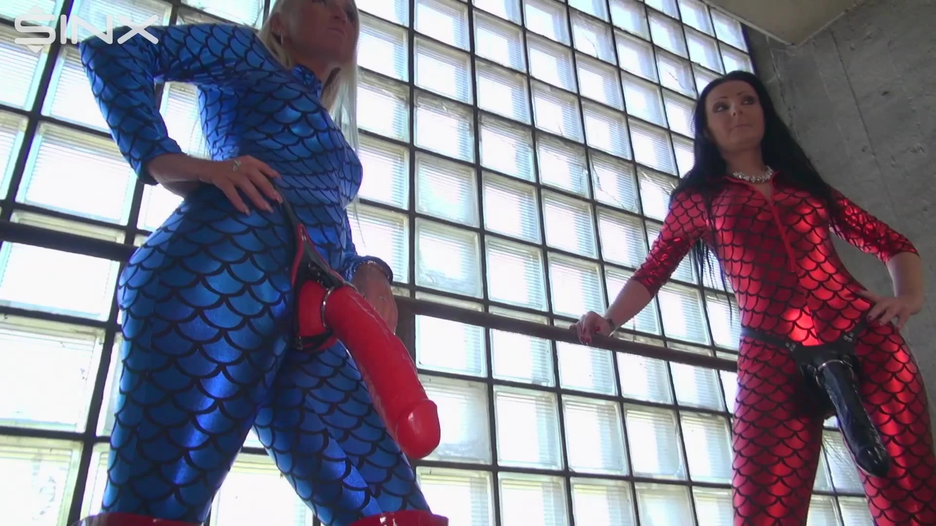 2 heiße Ladies mit 2 Mega Gummischwänzen on sinx.preview.netperv.com