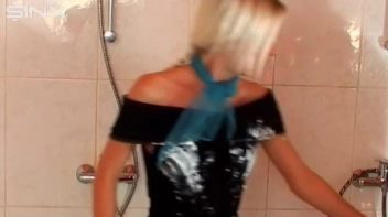 Wet and Messy Blondes Get Doused In Paint Screencap 3 on sinx.preview.netperv.com