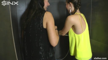 Cuties Share Sudsy Shower Time Screencap 6 on sinx.preview.netperv.com