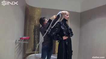 Blonde and brunette shampooing one another Screencap 1 on sinx.preview.netperv.com