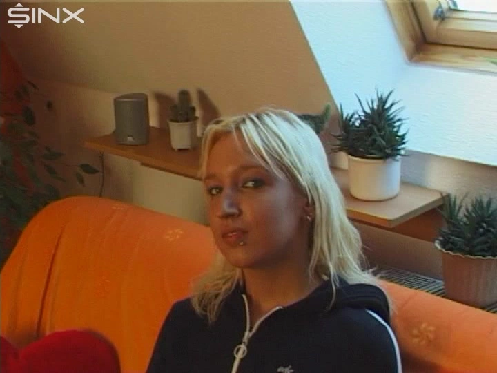 Vivien , das junge Kücken on sinx.preview.netperv.com