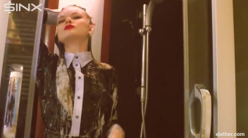 Coy Cuties Sexy Sudsy Shower Screencap 31 on sinx.preview.netperv.com