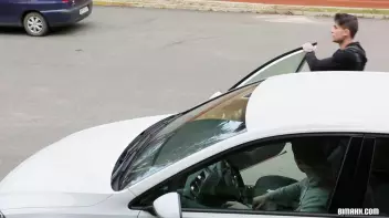 Delivery ending up in a bisex threesome Screencap 3 on sinx.preview.netperv.com