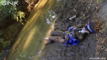 Naughty Thief Gets Into Muddy Catfight With Police Woman Screencap 91 on sinx.preview.netperv.com