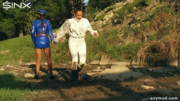 Naughty Thief Gets Into Muddy Catfight With Police Woman Screencap 11 on sinx.preview.netperv.com