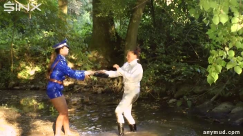 Naughty Thief Gets Into Muddy Catfight With Police Woman Screencap 13 on sinx.preview.netperv.com