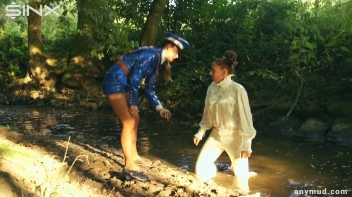Naughty Thief Gets Into Muddy Catfight With Police Woman Screencap 14 on sinx.preview.netperv.com