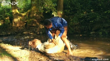 Naughty Thief Gets Into Muddy Catfight With Police Woman Screencap 26 on sinx.preview.netperv.com