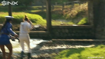 Naughty Thief Gets Into Muddy Catfight With Police Woman Screencap 5 on sinx.preview.netperv.com