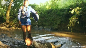 Naughty Thief Gets Into Muddy Catfight With Police Woman Screencap 55 on sinx.preview.netperv.com