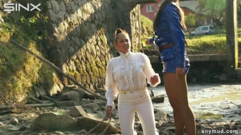 Naughty Thief Gets Into Muddy Catfight With Police Woman Screencap 6 on sinx.preview.netperv.com